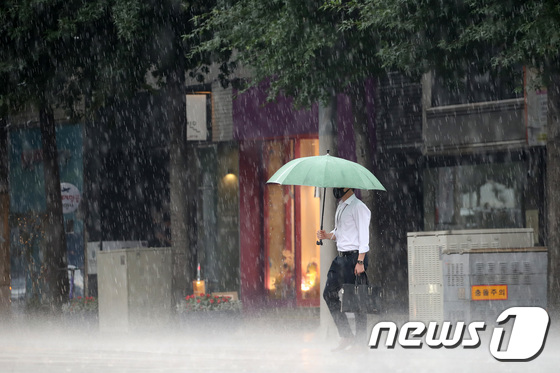 [오늘의 날씨] 광주·전남(17일, 토)…낮 최고 31도, 소나기 최대 60㎜ - Vimarsana News