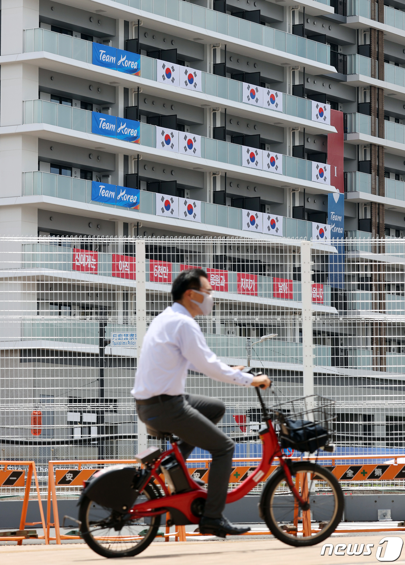 (도쿄=뉴스1) 이재명 기자 = 2020 도쿄올림픽 개막을 8일 앞둔 15일 일본 도쿄 하루미 지역에 위치한 올림픽선수촌에 태극기가 걸려 있다. 2021.7.15/뉴스1