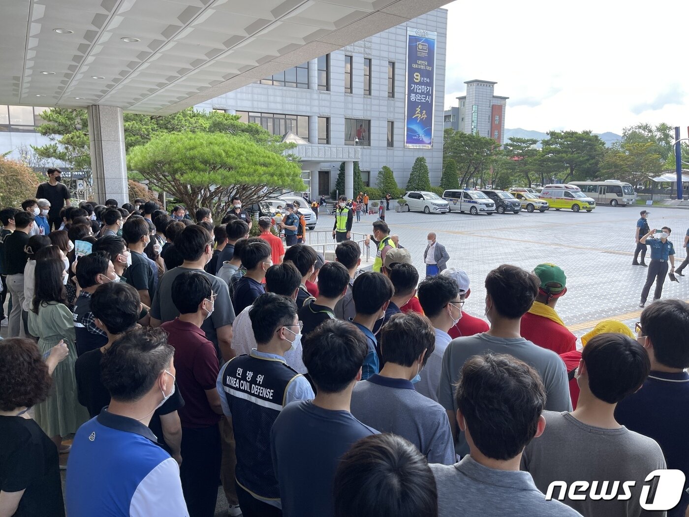 본문 이미지 - 15일 충주라이트월드 투자자들이 집단 투신을 예고하자 충주시청 공무원들이 인간 바리케이드를 쳐놓고 출입구를 통제하고 있다.2021.7.15/ⓒ 뉴스1