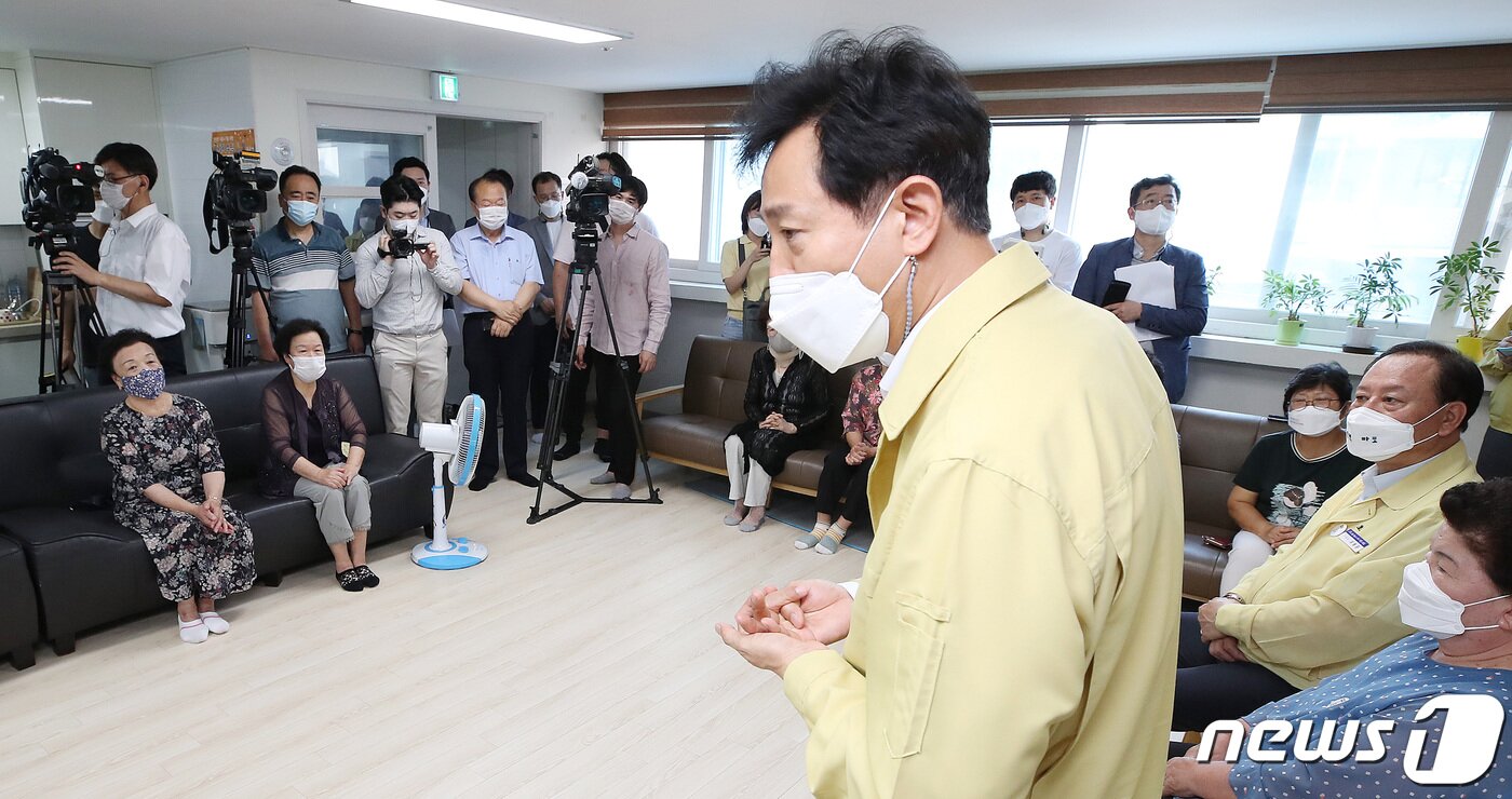 본문 이미지 - 코로나19 확진자 급증 및 폭염상황이 지속되고 있는 15일 오후 오세훈 서울시장이 서울 마포구 합정경로당을 어르신들과 간담회를 하고 있다. 2021.7.15/뉴스1 ⓒ News1 이성철 기자