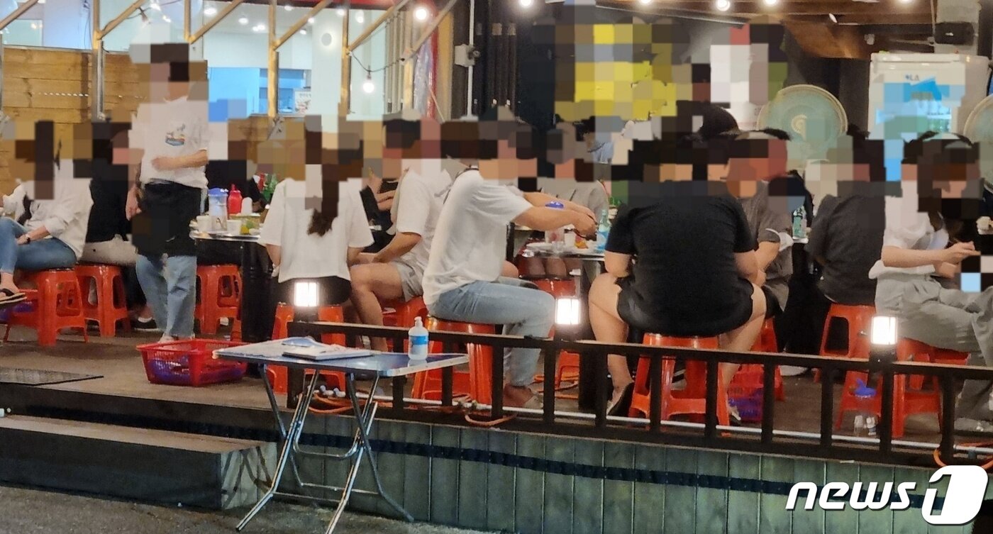 본문 이미지 - 지난 10일 오후 강원 강릉 경포해수욕장 인근 술집에 젊은 층으로 가득하다.2021.7.15/뉴스1