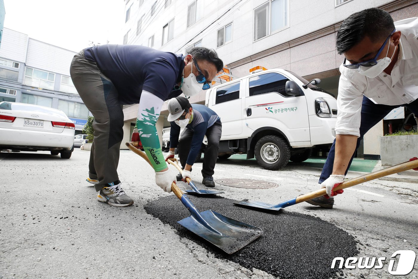 지난 2021년 7월15일 광주 북구 주택가 이면도로에서 북구 건설과 도로관리팀 직원들이 지난 집중호우로 생긴 포트홀 복구 작업을 하고 있다.&#40;광주북구 제공&#41;2021.7.15/뉴스1 ⓒ News1