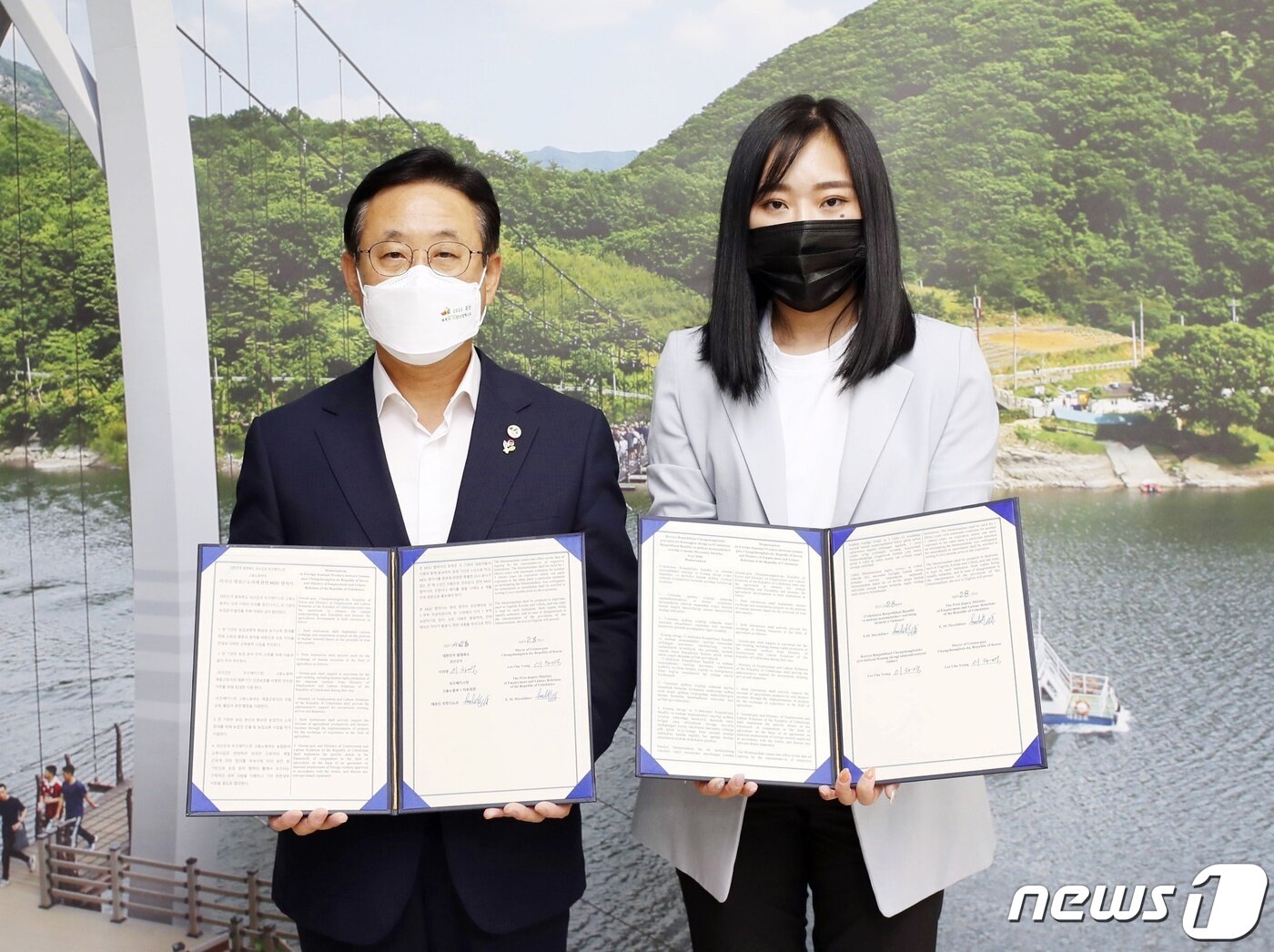 본문 이미지 -  우즈베키스탄 고용노동부 한국주재사무소와 계절근로자 도입 업무협약.(괴산군 제공)ⓒ 뉴스1