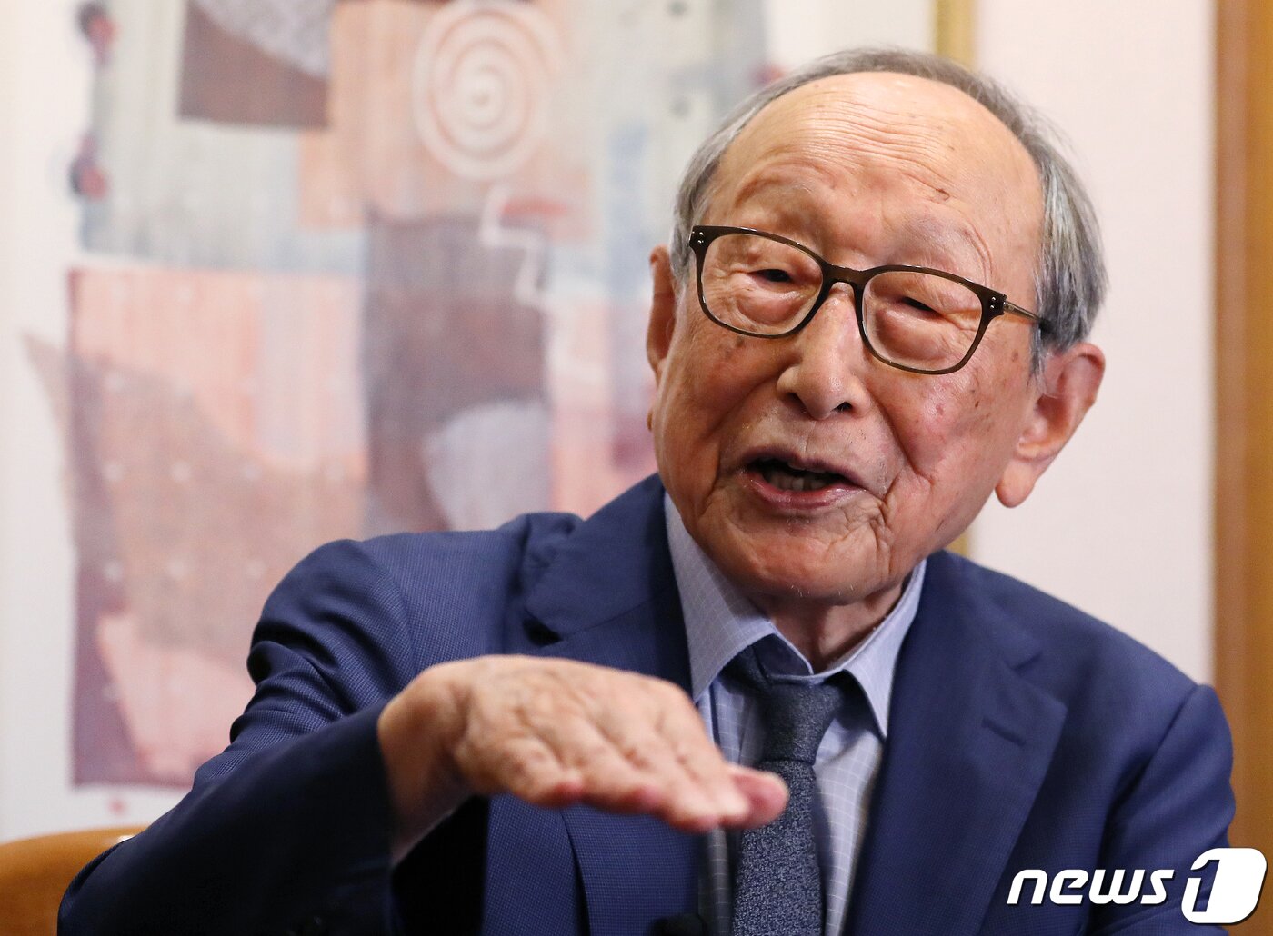 본문 이미지 - 김형석 교수는 "우리 사회가 변화하려면 '대화하는 사회'가 돼야 한다"면서 "하지만 이런 사회에 이르는 데에는 50~60년이 걸릴 것"으로 내다봤다. 뉴스1 ⓒ News1 김진환 기자