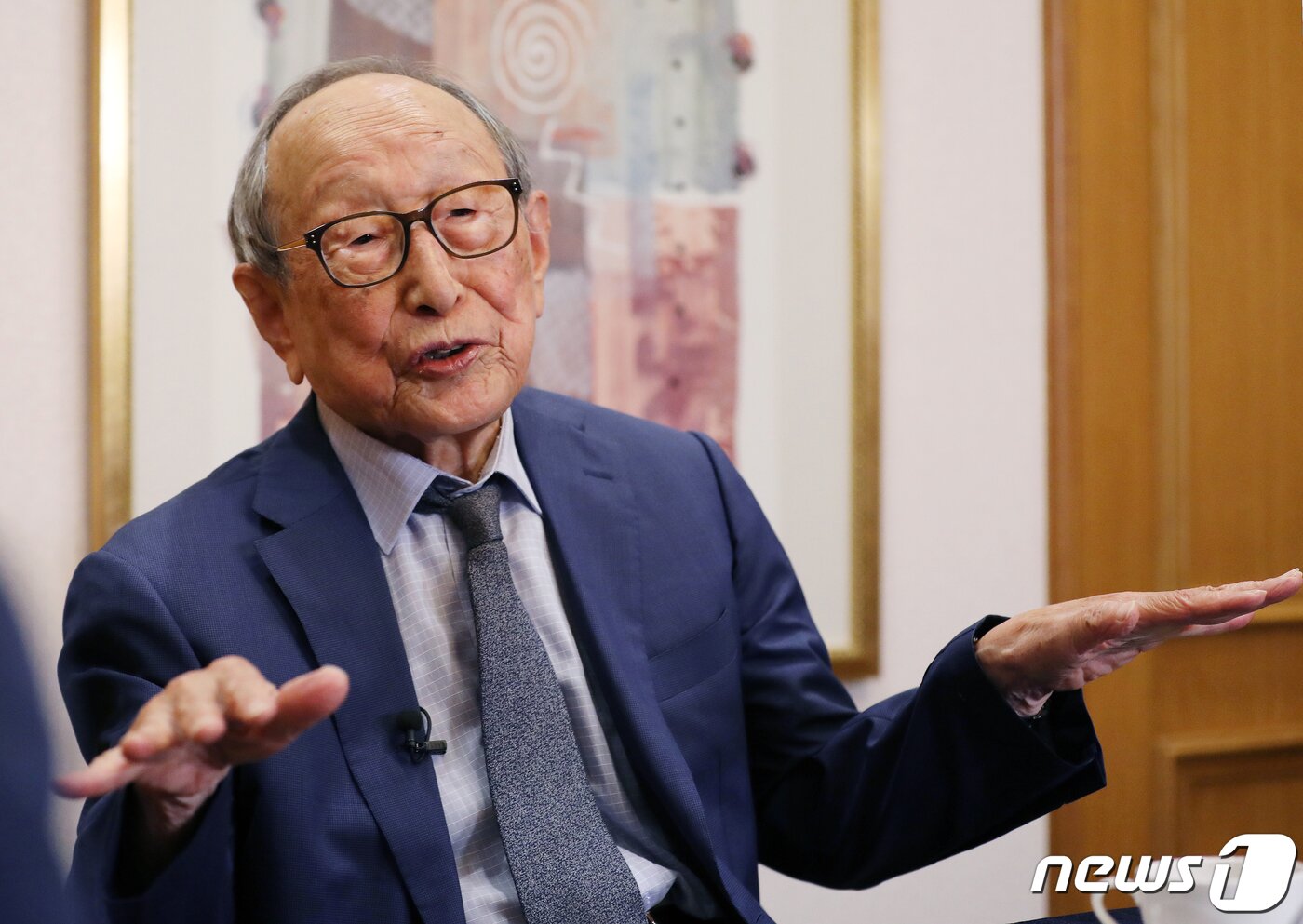 본문 이미지 - 김형석 교수는 차기 대통령으로 "자유민주주의를 지킬 수 있는 사람, 거짓이 없는 사람, 이중적이지 않은 사람을 뽑았으면 좋겠다"고 말했다.  뉴스1 ⓒ News1 김진환 기자