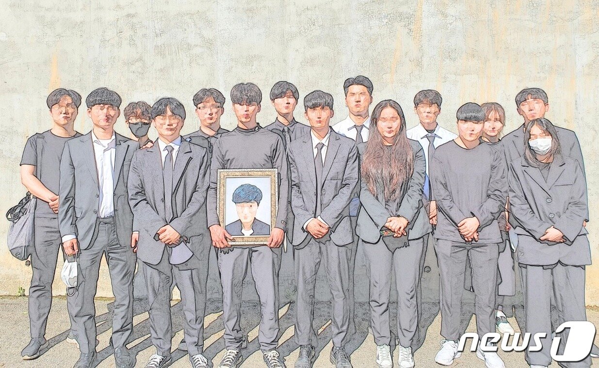 본문 이미지 - 지난 5월18일 백동민씨의 장례를 마친 보육원 출신 친구들이 함께 모여 사진을 찍었다. ⓒ News1 이지원 디자이너
