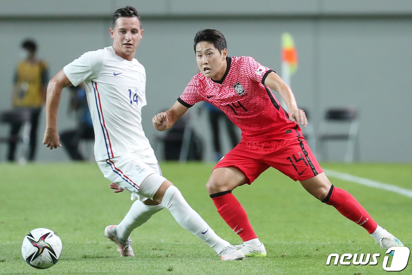 대한민국 올림픽 축구대표팀 이강인이 16일 오후 서울 마포구 서울월드컵경기장에서 열린 도쿄올림픽 축구대표팀 평가전 대한민국과 프랑스의 경기에서 상대 선수와 경합을 벌이고 있다. 2021.7.16/뉴스1 ⓒ News1 민경석 기자