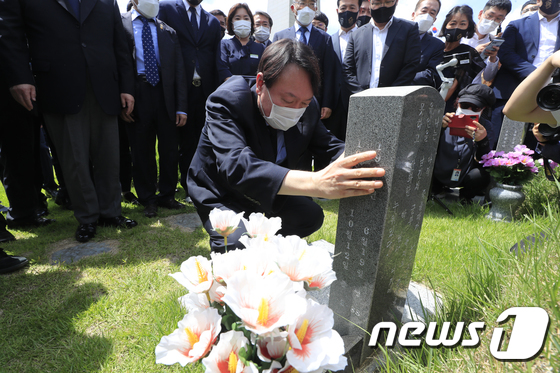 "더러운 손" "개만도 못한"…윤석열 5·18민주묘지 참배 놓고 '난타전' - Vimarsana News