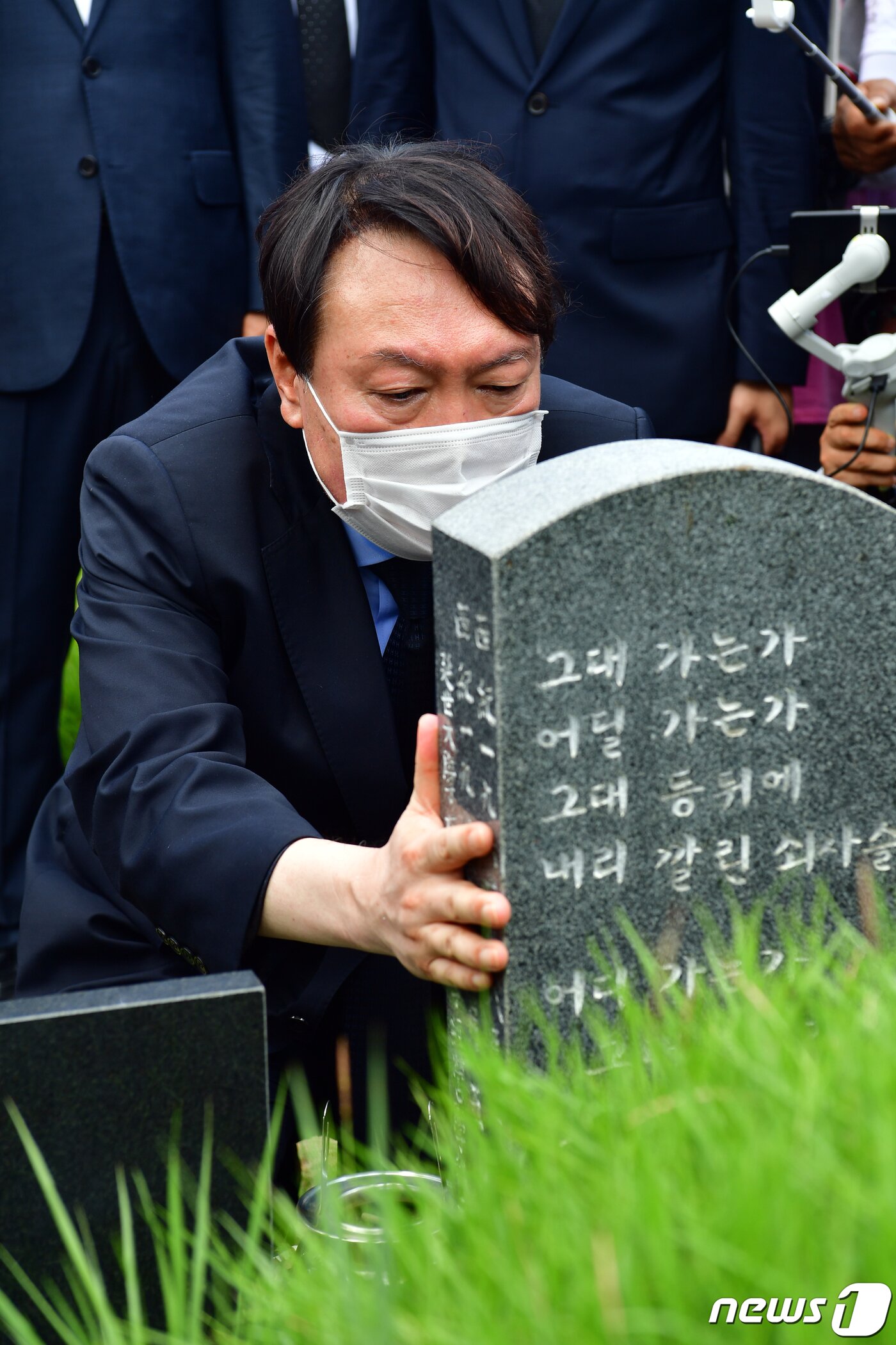 본문 이미지 - 대권 도전에 나선 윤석열 전 검찰총장이 17일 오전 광주 북구 망월동 민족민주열사묘역(5·18 구 묘역)에서 이한열 열사 묘비를 어루만지고 있다. 2021.7.17/뉴스1 ⓒ News1 황희규 기자