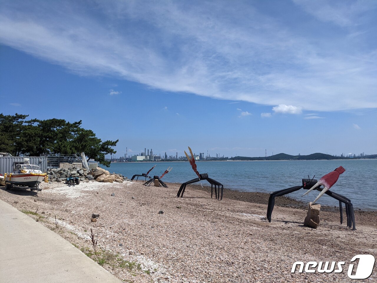 본문 이미지 - 금방이라도 뭍으로 올라갈 것 같은 농게(황발이) 조각상 모습 ⓒ 뉴스1