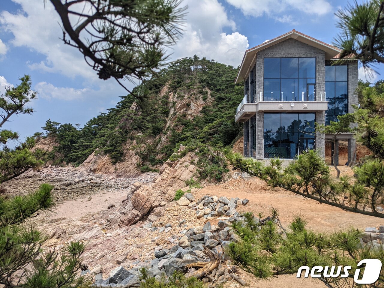 본문 이미지 - 기암괴석의 절경과 울창한 소나무 숲이 함께 어우러지는 아름다운 자연환경과 각종 편의시설은 캠핑객을 만족스럽게 한다ⓒ 뉴스1