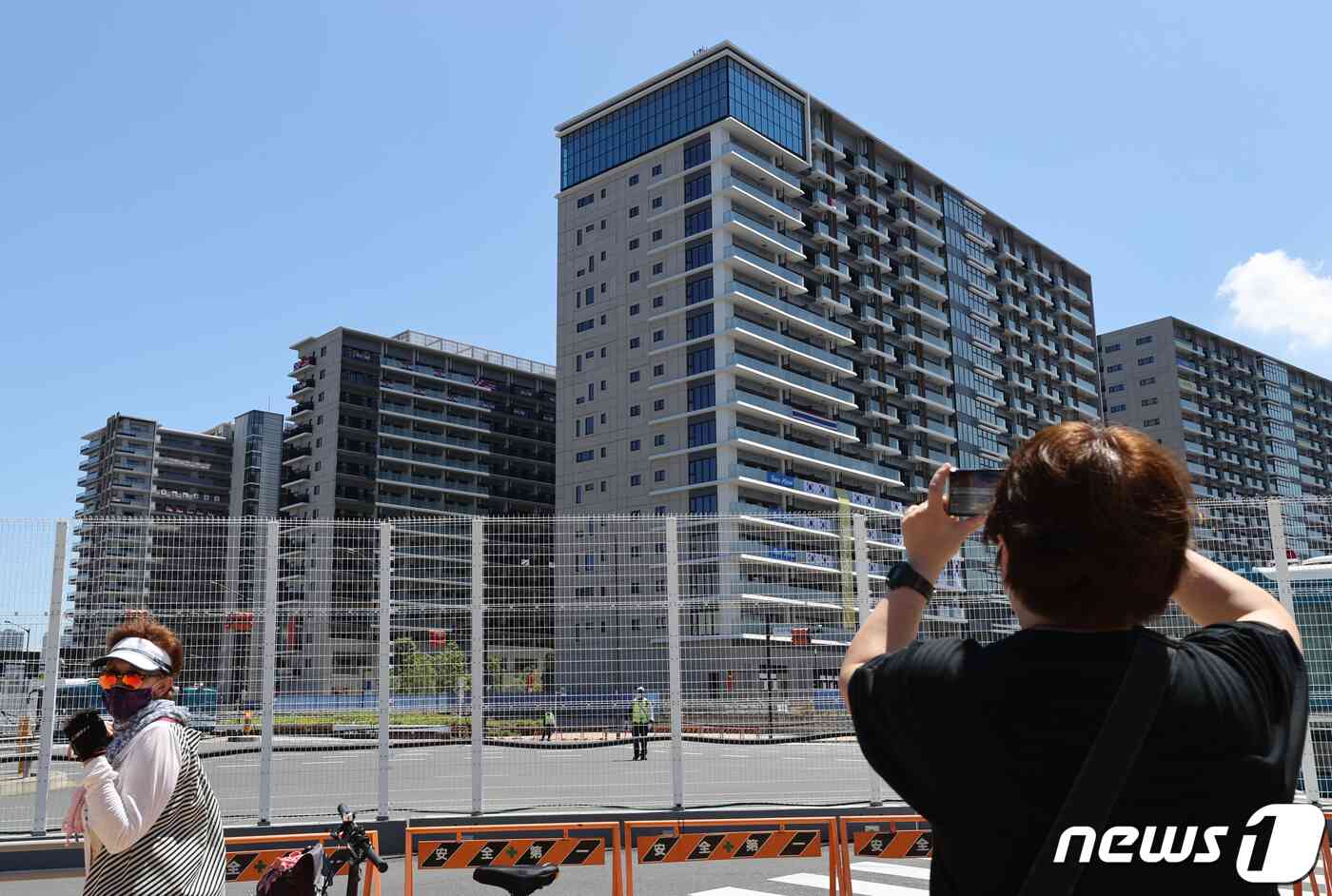 2020도쿄올림픽 개막을 6일 앞둔 17일 일본 도쿄 하루미지역에 위치한 올림픽 선수촌이 통제되고 있다. 2021.7.17/뉴스1 © News1 송원영 기자
