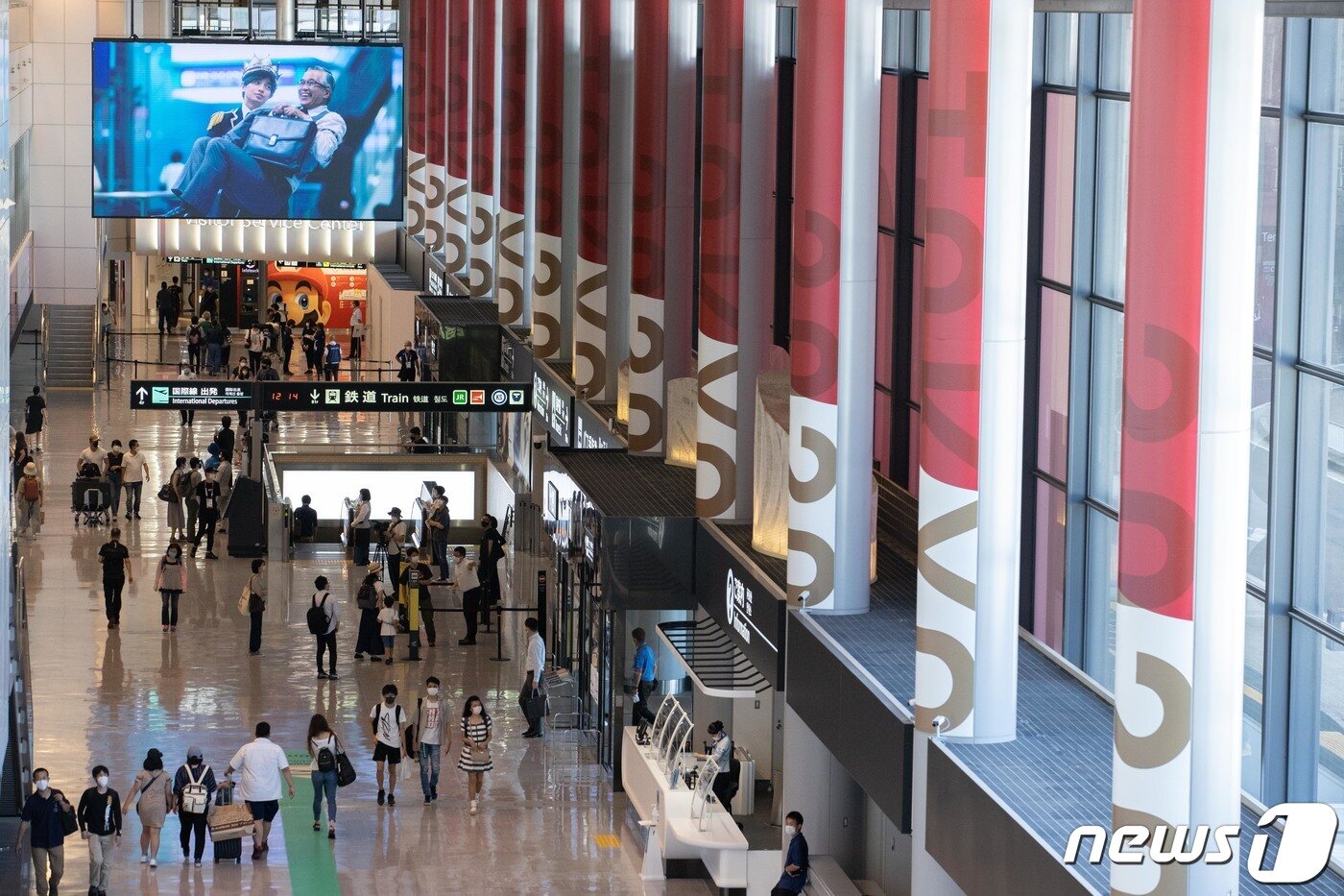 본문 이미지 - 일본 나리티공항에서 보안요원들이 순찰을 하고 있다. 2021.7.17/뉴스1 ⓒ News1 이재명 기자