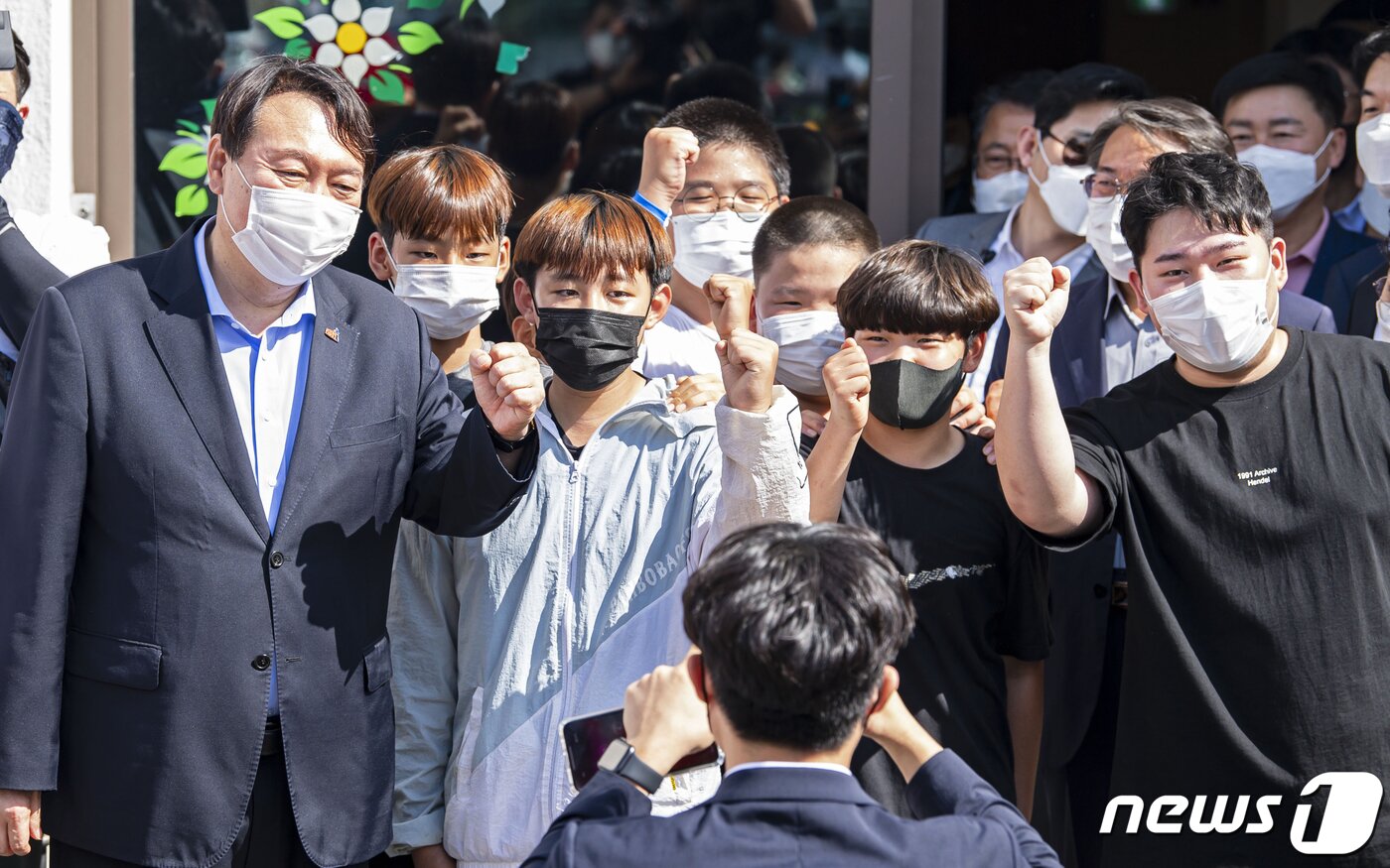 본문 이미지 - 윤석열 후보가 17일 오후 광주 동구 옛 전남도청 별관에서 오월어머니회 회원들과 간담회를 마친 뒤 지지자들과 기념사진을 찍고 있다. 2021.7.17/뉴스1 ⓒ News1 황희규 기자