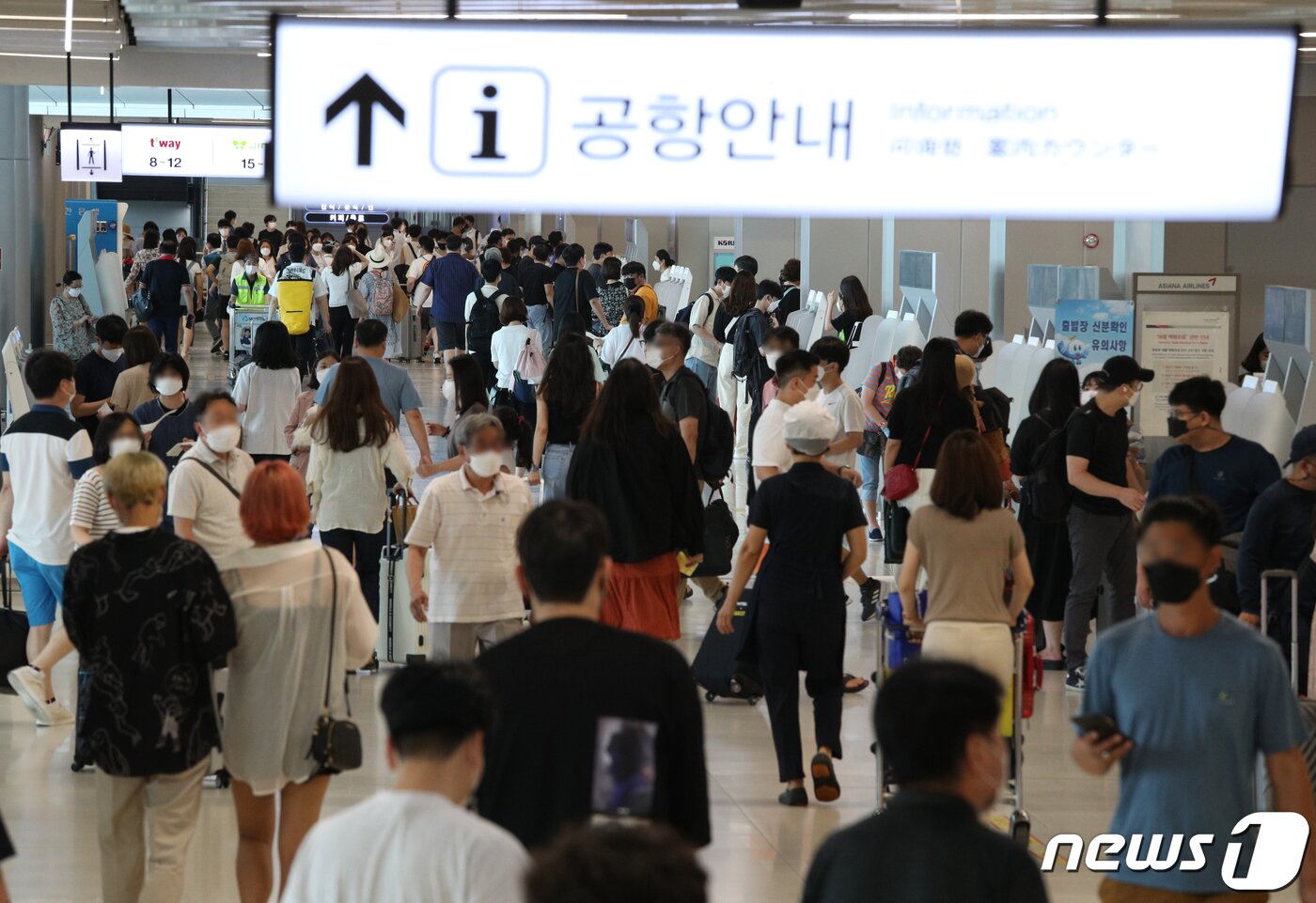 본문 이미지 - 18일 오전 서울 강서구 김포공항 국내선이 여행을 떠나는 시민들로 북적이고 있다. 휴가철을 맞아 여행객들이 제주도를 많이 찾을 것으로 예상되면서 제주도는 19일 0시부터 거리두기를 현재 2단계에서 3단계로 올린다. 이에 따라 제주 사적모임 인원은 4명까지 허용되며 예방접종 완료자에 대해서도 예외 적용을 하지 않는다. 신웅수 기자