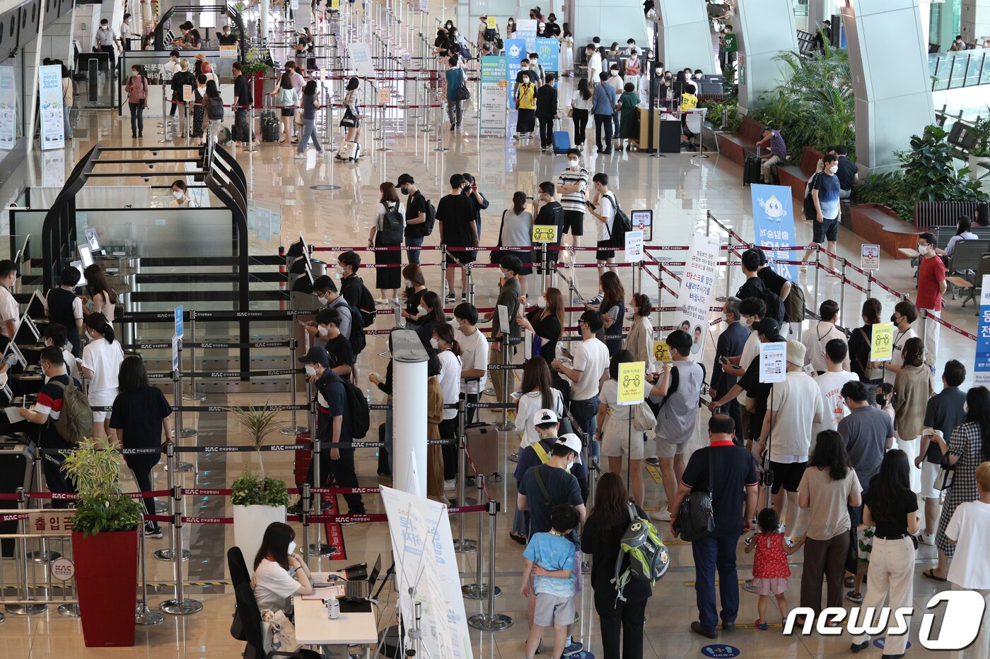 본문 이미지 - 18일 오전 서울 강서구 김포공항 국내선이 여행을 떠나는 시민들로 북적이고 있다. 휴가철을 맞아 여행객들이 제주도를 많이 찾을 것으로 예상되면서 제주도는 19일 0시부터 거리두기를 현재 2단계에서 3단계로 올린다. 이에 따라 제주 사적모임 인원은 4명까지 허용되며 예방접종 완료자에 대해서도 예외 적용을 하지 않는다. 신웅수 기자