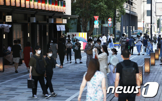 7월 18일 오후 일본 도쿄 니혼바시의 한 거리에서 시민들이 발걸음을 옮기고 있다. 2021.7.18/뉴스1 © News1 이재명 기자