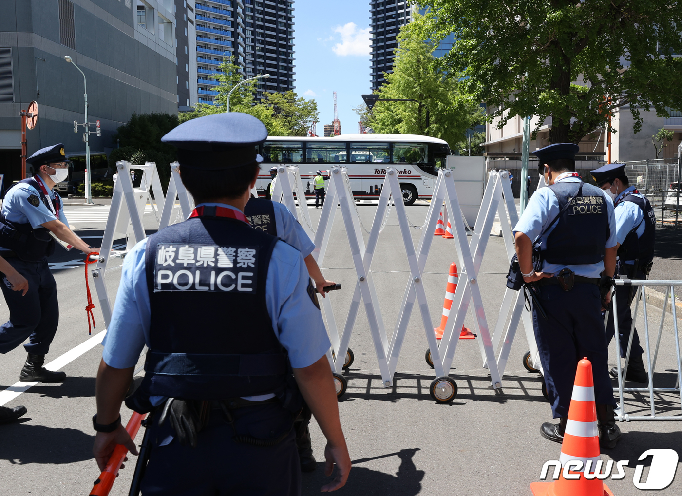 (도쿄=뉴스1) 송원영 기자 = 18일 도쿄 올림픽 선수촌 앞이 욱일기가 프린트 된 일본 우익단체 차량이 나타나 봉쇄되어 있다. 이날 우익단체는 확성기를 통해 한국을 비난하는 발언 …