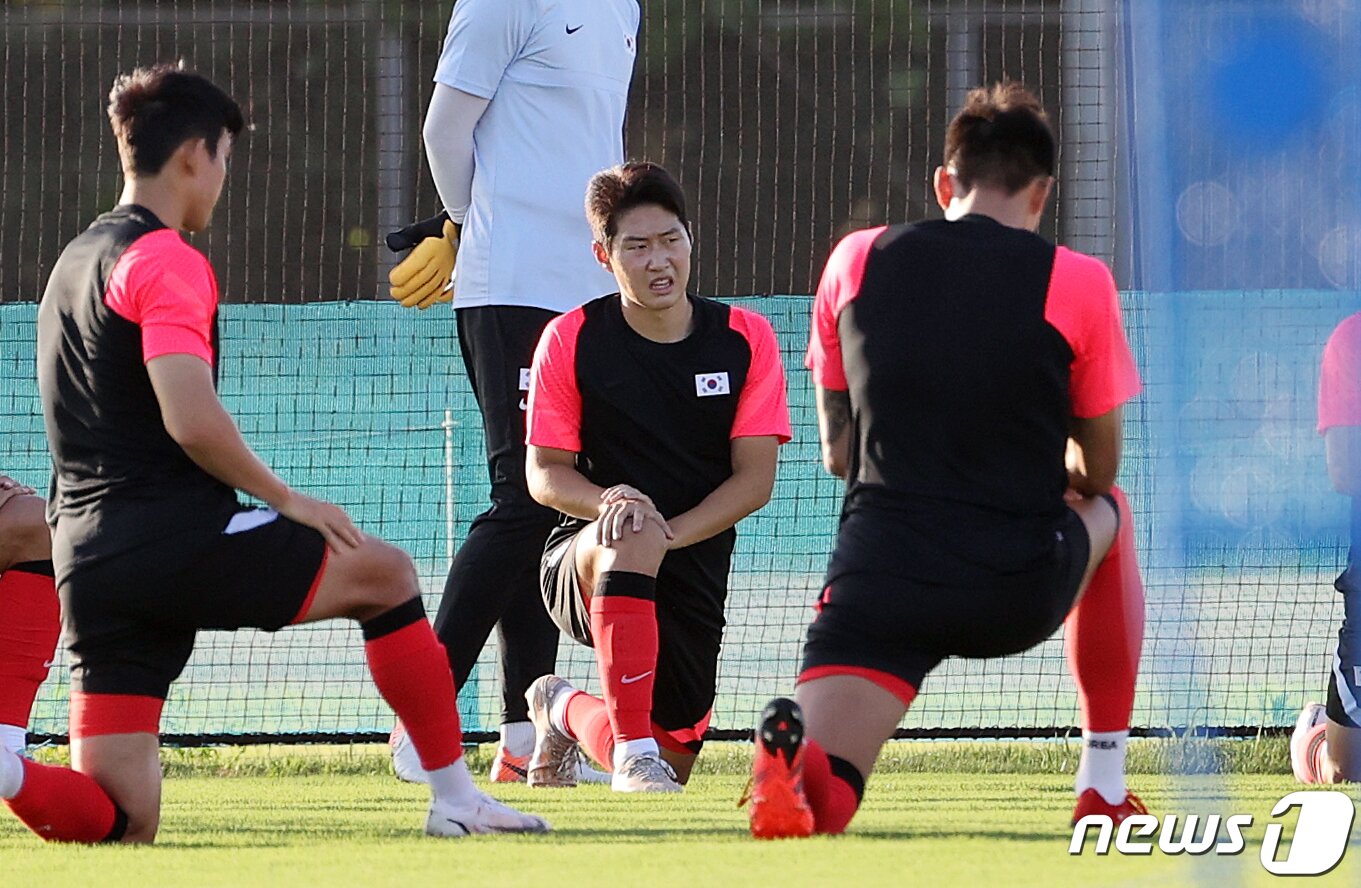 본문 이미지 - 올림픽 축구대표팀 이강인 등 선수들이 18일 오후 일본 이바라키현 가시마시 노스 시사이드 훈련장에서 2020 도쿄올림픽 조별 예선전 경기를 앞두고 훈련하고 있다. 2021.7.18/뉴스1 ⓒ News1 이재명 기자