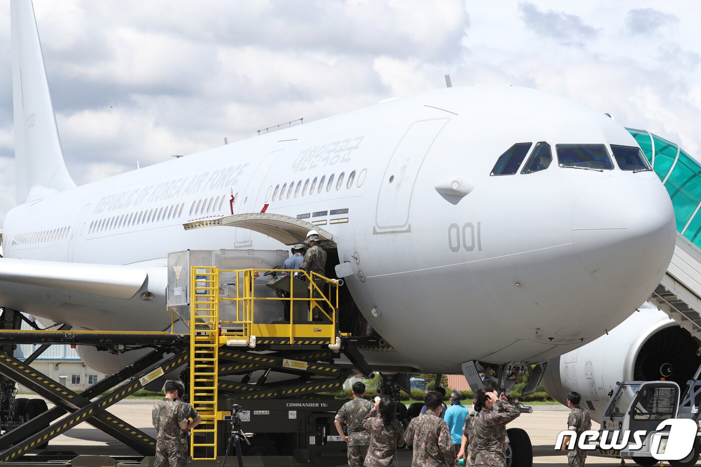 본문 이미지 - 공군이 운용하는 다목적 공중급유수송기 KC-330 '시그너스'. (국방부 제공) 2021.7.18/뉴스1