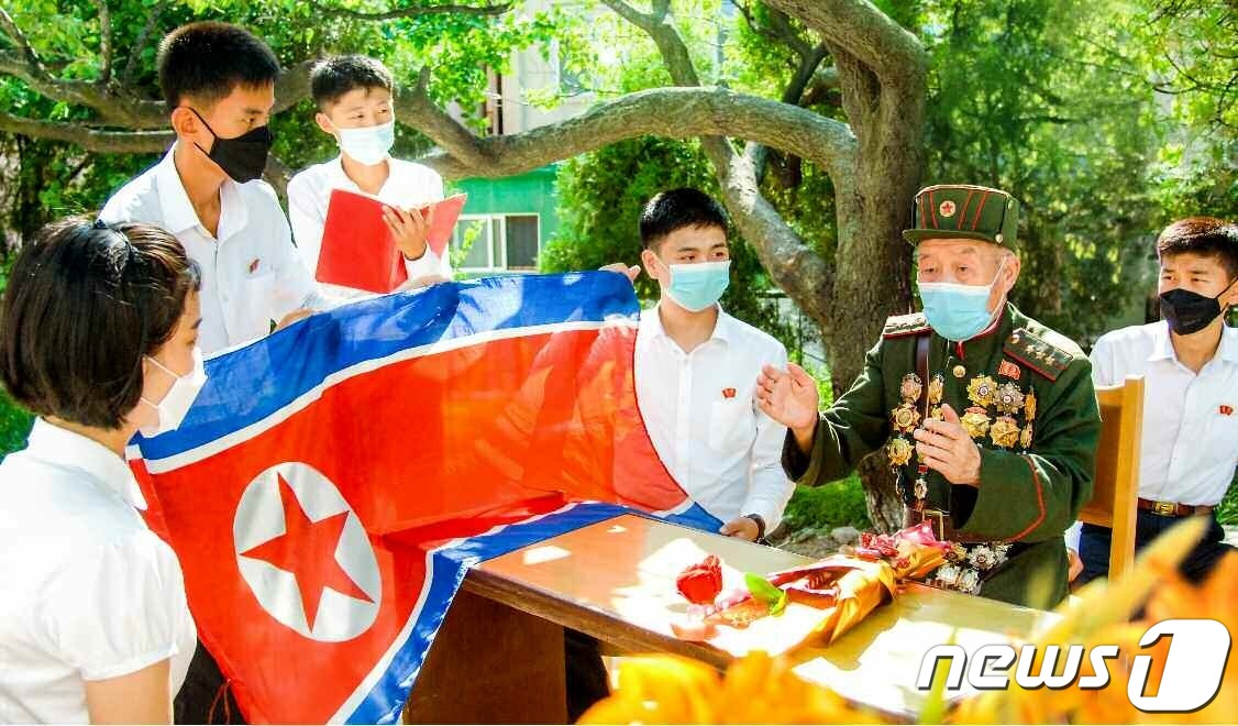 (평양 노동신문=뉴스1) = 북한 노동당 기관지 노동신문은 19일 "전쟁 노병들을 존경하고 우대하는 사회적 기풍을 높이 발양시키자"라고 촉구했다. 신문은 "역경 속에서도 굴함없는 …