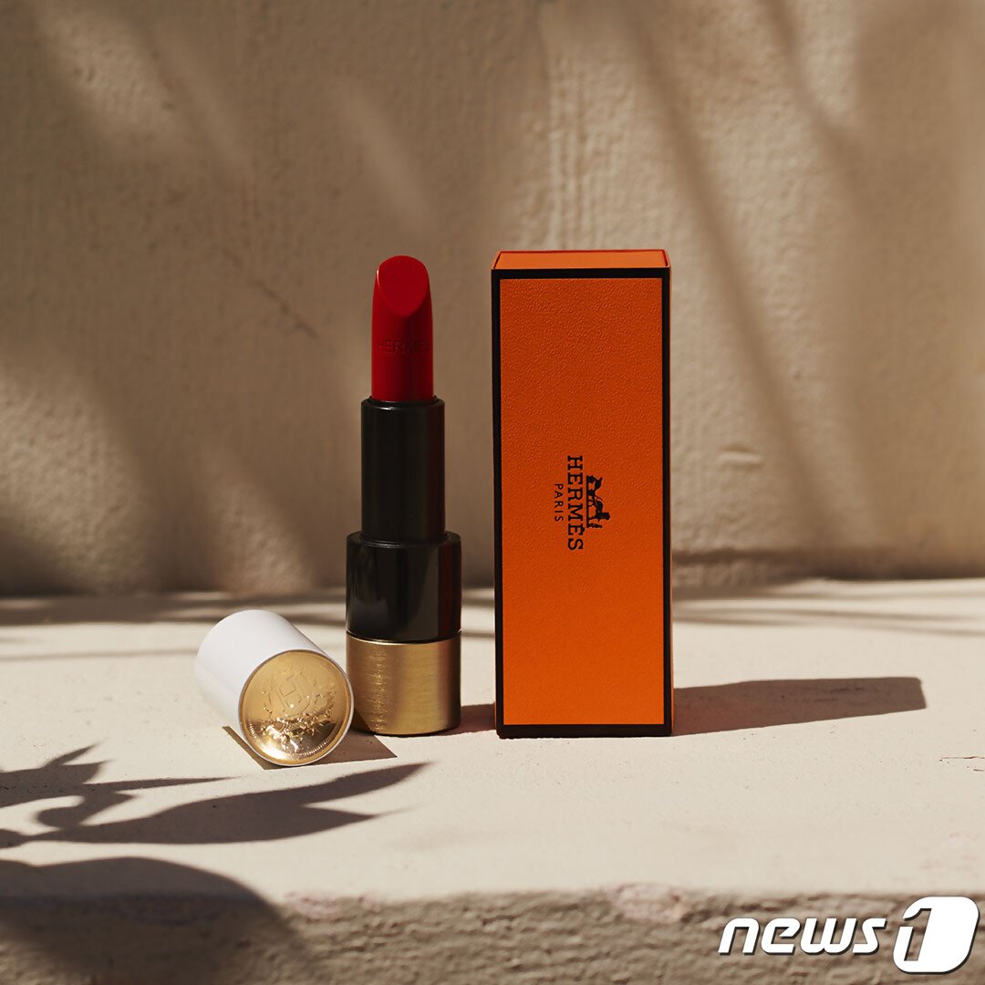 본문 이미지 - 에르메스의 립스틱 '루즈 에르메스' 홍보 이미지 (카카오커머스 제공) ⓒ 뉴스1
