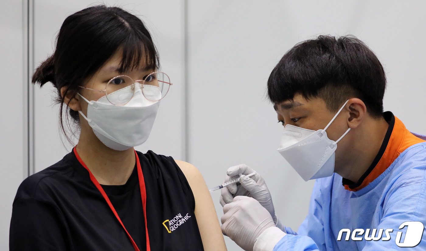 (세종=뉴스1) 장수영 기자 = 고등학교 3학년·교직원을 대상으로 화이자 코로나19 백신 1차 접종이 시작된 19일 세종시 아름동 코로나19 예방접종센터에서 고3 학생이 백신 접종 …