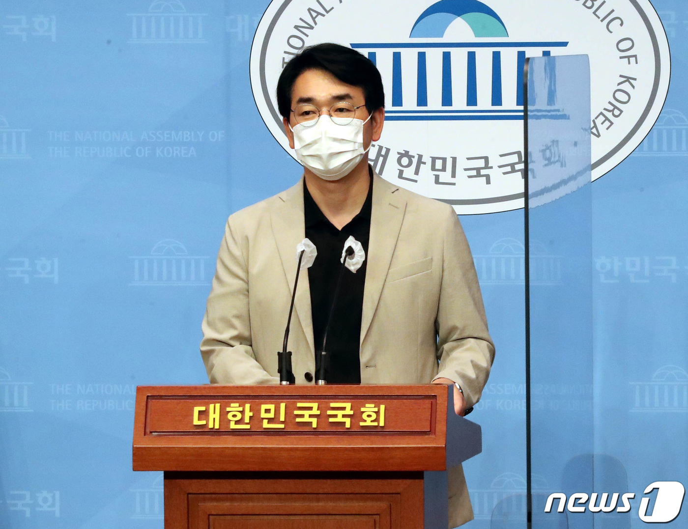 (서울=뉴스1) 구윤성 기자 = 더불어민주당 대권주자인 박용진 의원이 서울 여의도 국회 소통관에서 부동산 정책 공약을 발표하고 있다. 박 의원은 "폭발적인 좋은 집 수요를 충족하기 …