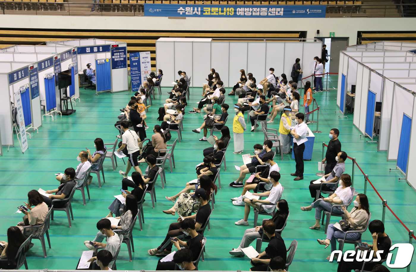 (수원=뉴스1) 김영운 기자 = 고등학교 3학년과 교직원 등을 위한 화이자 백신 1차 접종이 시작된 19일 오전 경기도 수원시 영통구 아주대학교에 마련된 코로나19 경기도 수원시 …