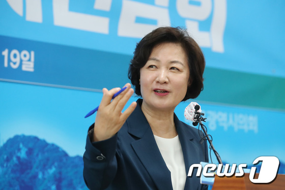 추미애 "아들들 서로 '적통' 경쟁, 맏며느리로서 흐뭇…다 내가 키웠다" - Vimarsana News