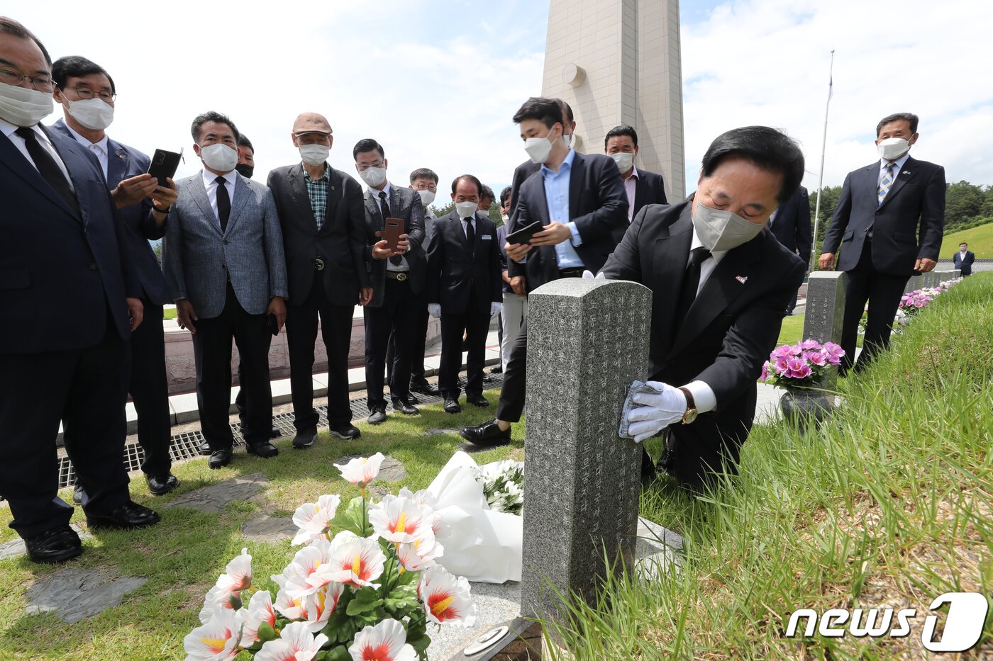 본문 이미지 - 더불어민주당 대권주자인 김두관 의원이 19일 오전 광주 북구 운정동 국립5·18민주묘지를 찾아 참배를 마친 후 박관현·김태홍 열사를 추모하며 묘비를 닦았다. 김 의원은 이날 두 열사의 묘비를 손수건으로 닦은 뒤 "윤 전 총장이 만지고 간 비석을 닦아주고 싶다＂며 ＂(윤 전 총장을) 대권후보에서 반드시 끌어내리겠다＂고 말했다. 2021.7.19/뉴스1 ⓒ News1 황희규 기자