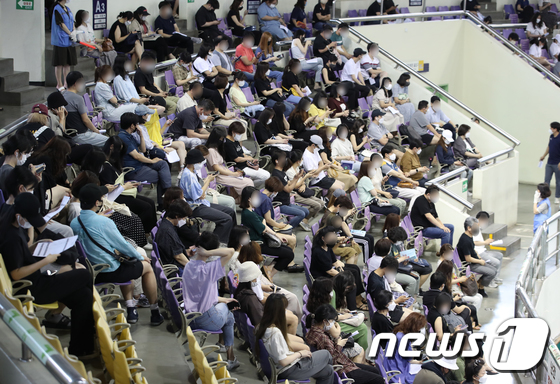 부천 수험생·교직원 접종 지연 사태는 명단 잘못 올린 교육부 실수 - Vimarsana News