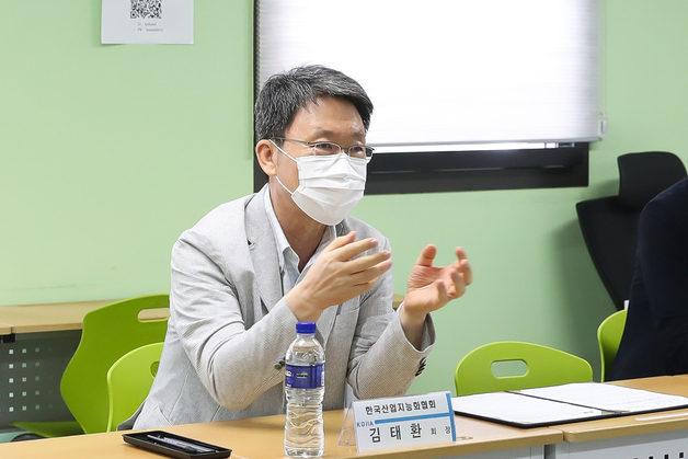 인사말 하는 김태환 한국산업지능화협회장