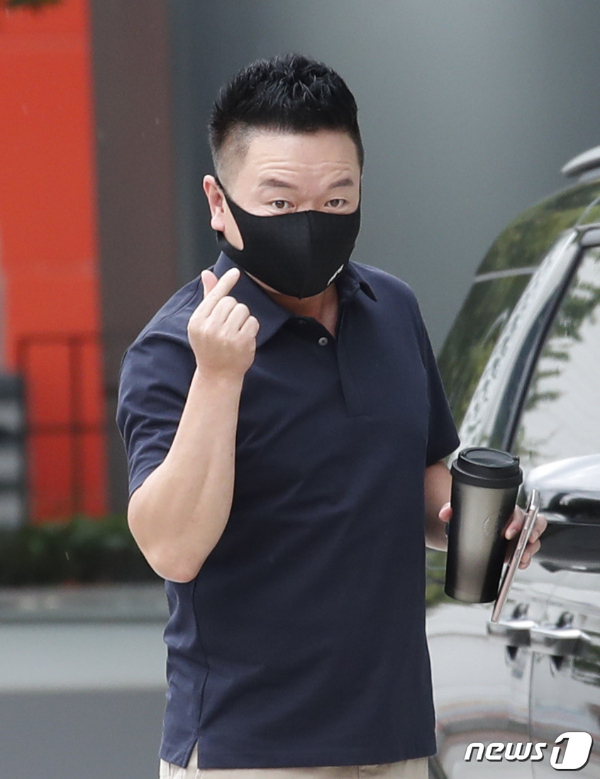 (서울=뉴스1) 권현진 기자 = 방송인 김태균이 19일 서울 양천구 목동SBS에서 열리는 라디오 '두시타임 컬투쇼'를 위해 방송국으로 들어서며 인사를 하고 있다. 2021.7.19 …