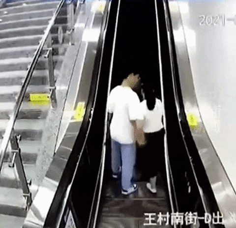 본문 이미지 - 중국에서 한 커플이 에스컬레이터에서 진한 키스를 나누다 뒤로 넘어지는 사고를 당했다. (소후 갈무리) ⓒ 뉴스1