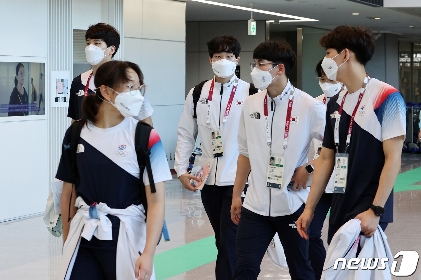 본문 이미지 - 2020 도쿄올림픽에 수영 종목에 출전하는 대한민국 황선우와 김서영을 비롯한 선수들이 19일 오후 일본 나리타 국제공항을 통해 입국하고 있다. 2021.7.19/뉴스1 ⓒ News1 이재명 기자