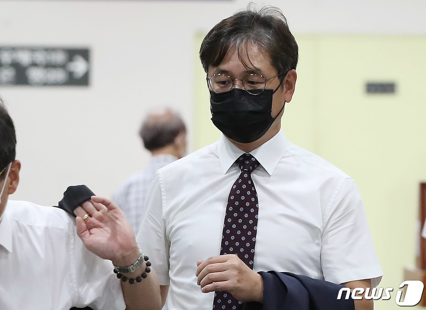 (서울=뉴스1) 박정호 기자 = 박형철 전 청와대 반부패비서관이 19일 오후 서울 서초동 서울중앙지방법원으로 청와대 선거개입의혹 관련 공판 출석을 위해 법정으로 향하고 있다. 20 …