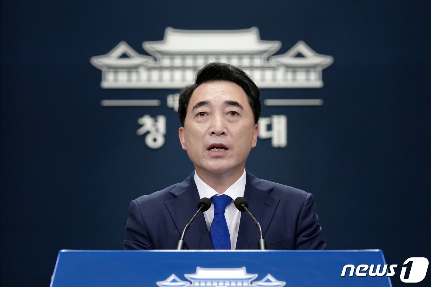 본문 이미지 - 박수현 국민소통수석이 19일 청와대 춘추관에서 현안 관련 브리핑을 열고 문재인 대통령이 도쿄올림픽 계기 방일을 하지 않기로 결정했다고 말하고 있다. (청와대 제공)