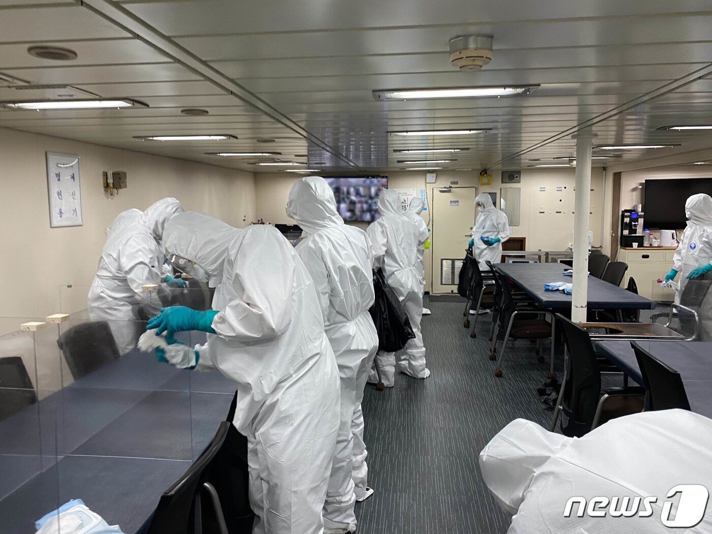 본문 이미지 - 지난 7월19일(현지시간) 해외파병 중 코로나19기 집단발병한 일어난 해군 구축함 '문무대왕함'에서 특수임무단원들이 방역작업을 하고 있다. (국방부 제공) 2021.7.19/뉴스1