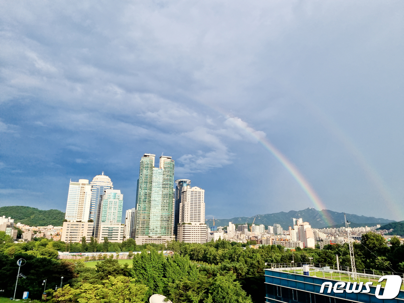 (서울=뉴스1) 이승배 기자 = 19일 오후 비가 그친 서울 도심 위로 쌍무지개가 떠 있다. (기상청 제공) 2021.7.19/뉴스1