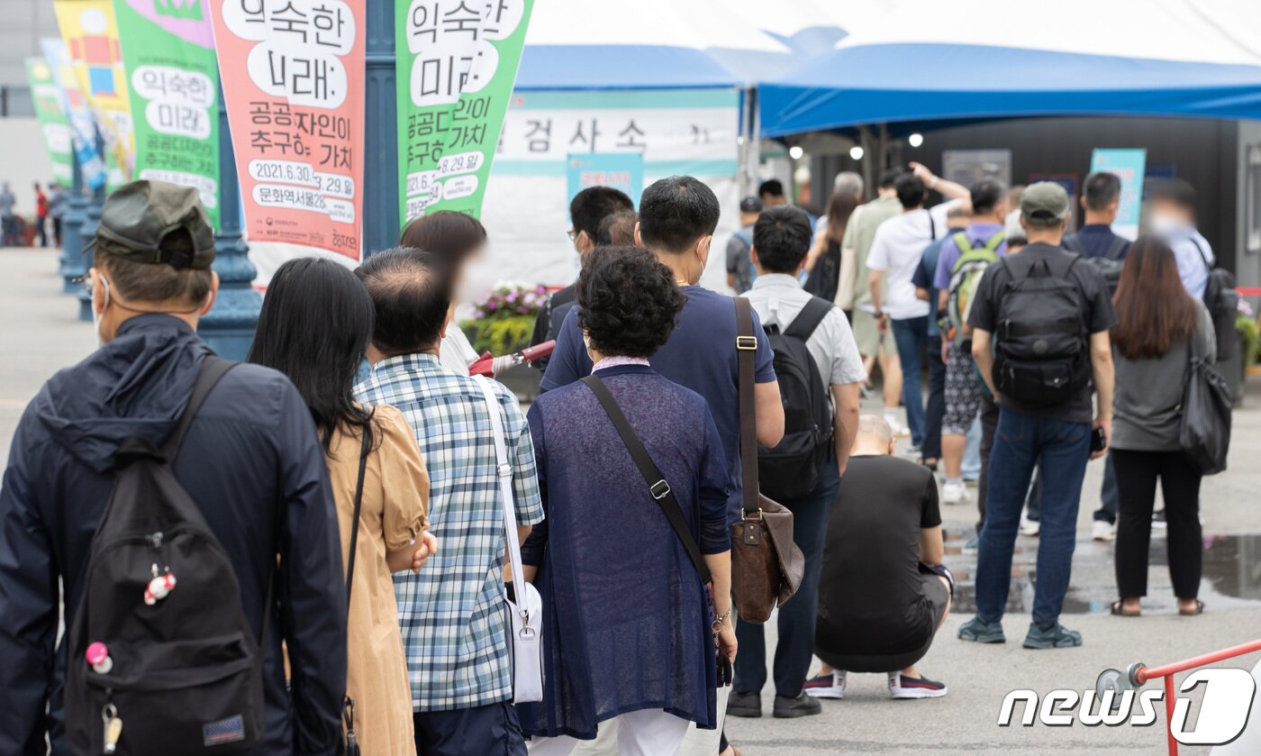 본문 이미지 - 신종 코로나바이러스 감염증(코로나19) 신규 확진자가 826명 발생한 2일 오전 서울 중구 서울역광장에 마련된 임시선별진료소를 찾은 시민들이 검체검사를 받기 위해 줄을 서 있다.  이재명 기자