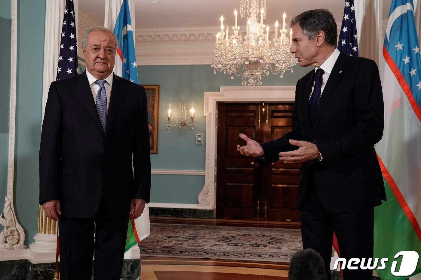 (워싱턴 AFP=뉴스1) 우동명 기자 = 토니 블링컨 미국 국무장관이 1일(현지시간) 워싱턴 국무부에서 압둘라지즈 카밀로프 우즈베키스탄 외무장관과 만나고 있다.ⓒ AFP=뉴스1