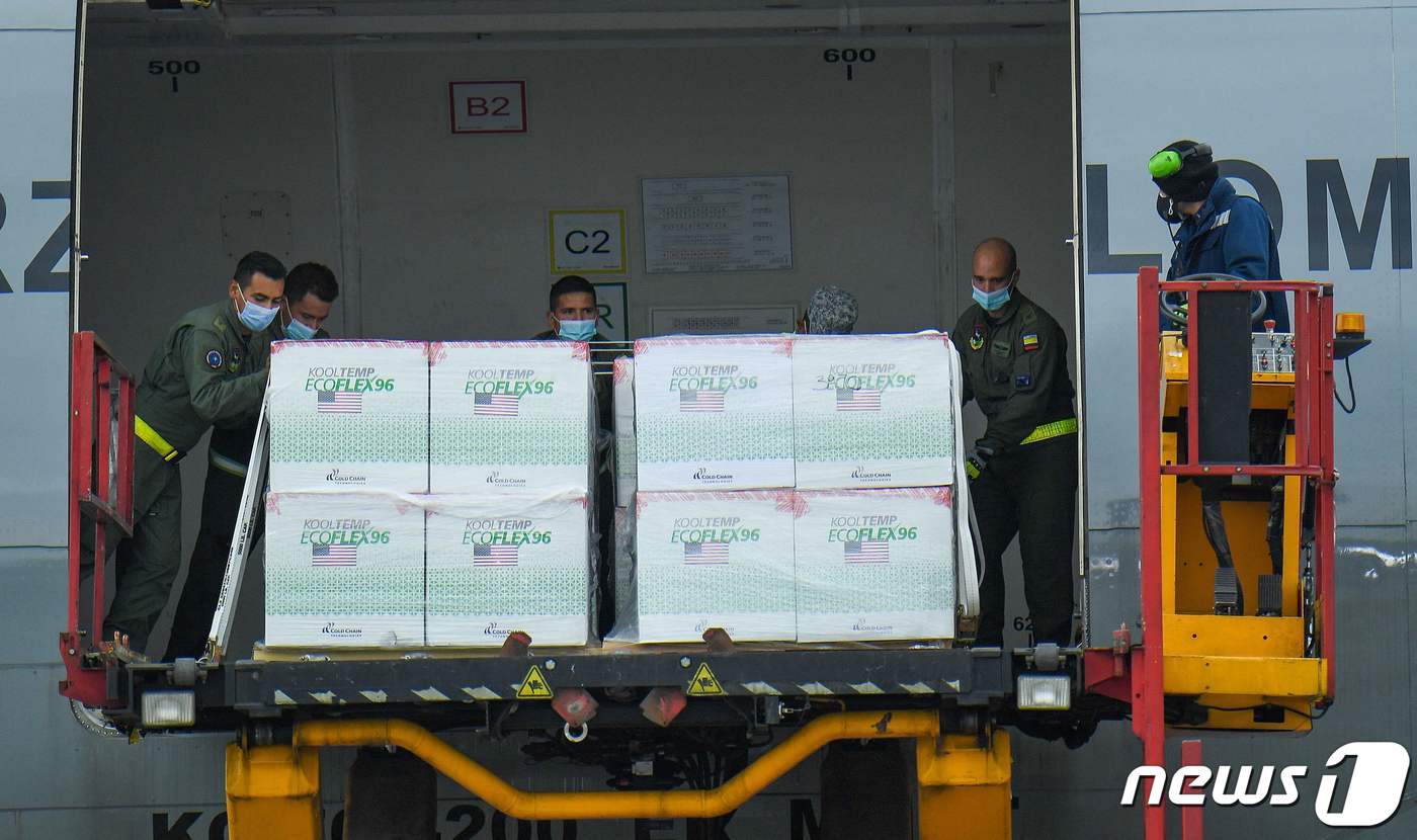 (보고타 AFP=뉴스1) 우동명 기자 = 1일(현지시간) 콜롬비아 보고타에 있는 엘도라도 국제공항에서 미국이 지원한 250만명분의 코로나19 백신이 하역되고 있다.ⓒ AFP=뉴스1 …