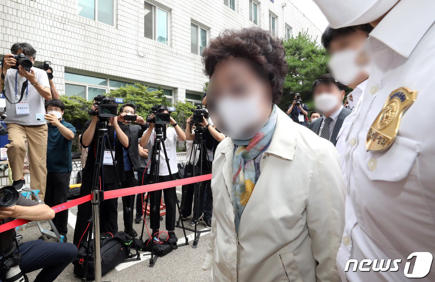 본문 이미지 - 의료법 위반과 특정경제범죄 가중처벌 등에 관한 법률상 사기 혐의를 받는 윤석열 전 검찰총장의 장모인 최모씨가 2일 오전 경기도 의정부시 의정부지방법원에서 1심 선고에 공판에 출석하고 있다. 최 모씨는 이날 징역 3년 실형을 선고 받고 법정 구속됐다.  박세연 기자