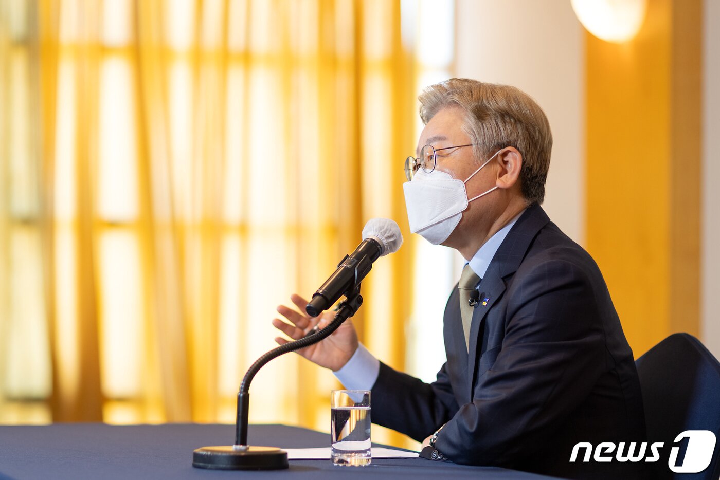 본문 이미지 - 더불어민주당 대선주자인 이재명 경기지사가 2일 전남 목포의 한 호텔에서 화상 플랫폼 ‘줌(Zoom)’을 이용한 비대면 기자간담회를 하고 있다. 이 지사는 출마 선언 직후 대구·경북(TK)을 방문한데 이어 이날은 ‘여권 텃밭’인 호남 민심 구애에 나선다. (이재명 캠프 제공) 오대일 기자