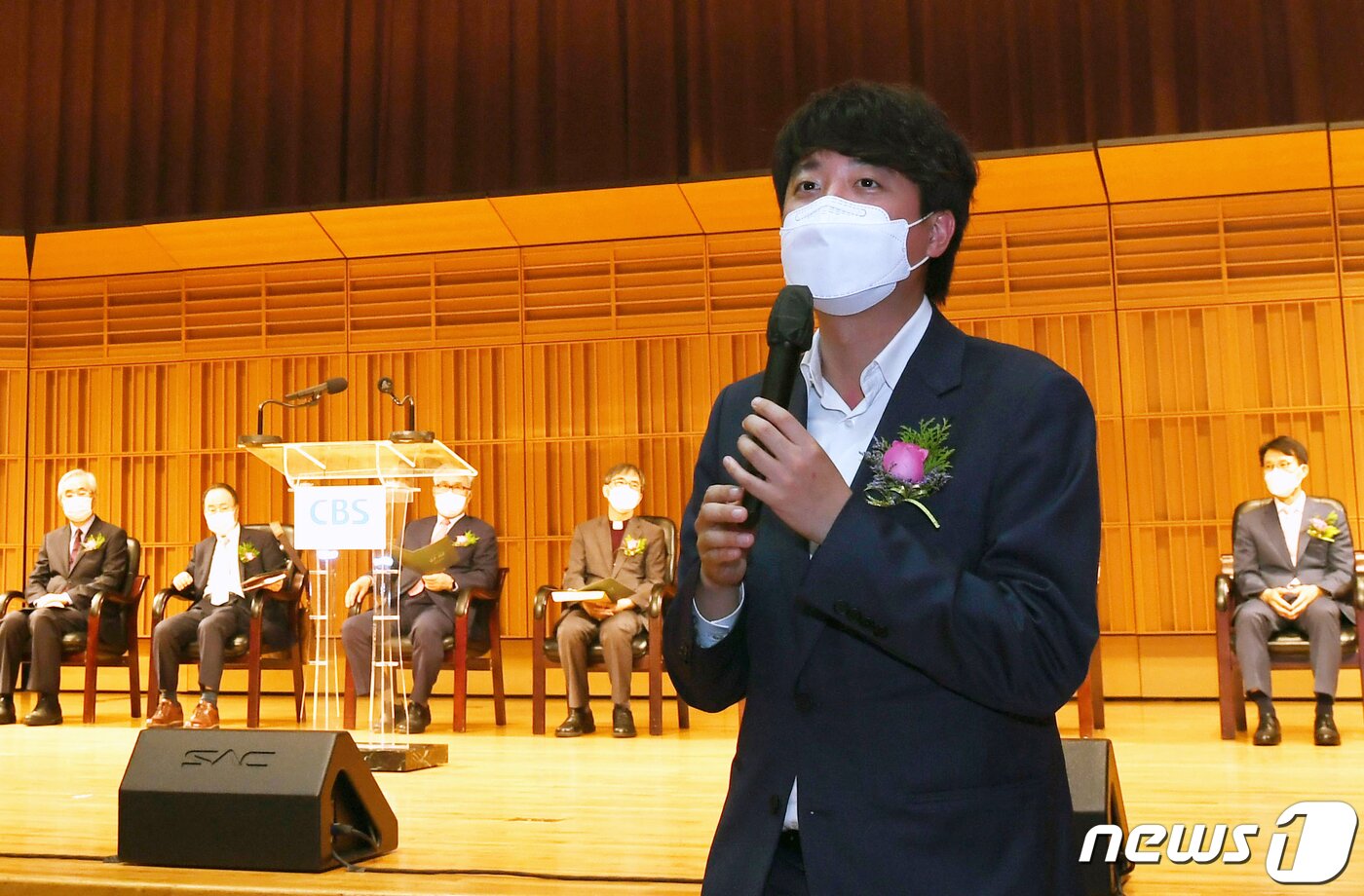 본문 이미지 - 국민의힘 이준석 대표가 2일 오전 서울 양천구 kt체임버홀에서 열린 ‘CBS 제30·31대 재단이사장 이·취임 감사 예식’ 에 참석해 축사를 하고 있다. ⓒ News1 국회사진취재단