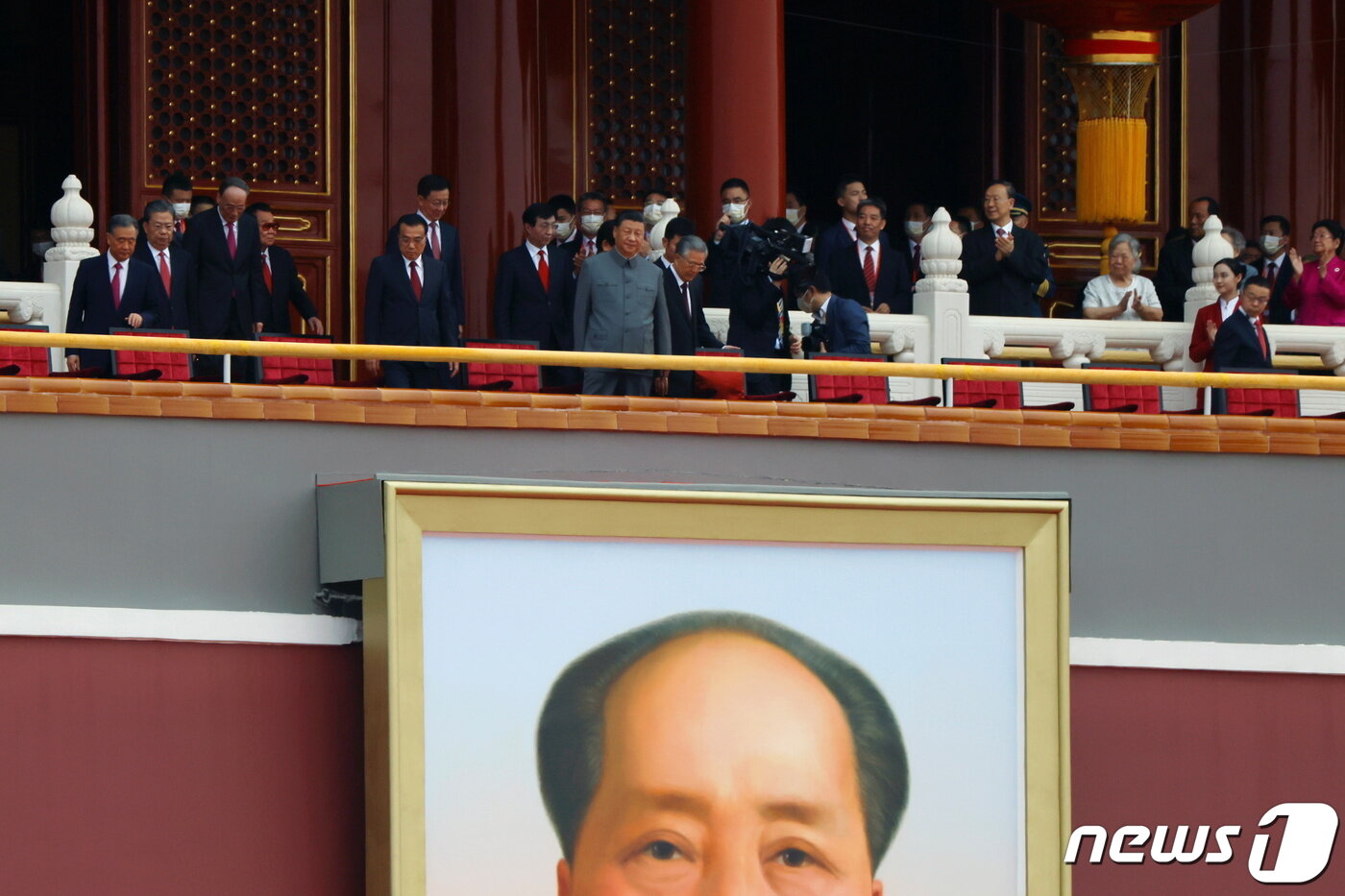 본문 이미지 - 시진핑 중국 국가주석은 중화인민공화국 창시자 마오쩌둥 이래 가장 호전적인 지도자로 평가 받는다. 사진은 지난해 천안문 문루에 올라선 시 주석 모습. 바로 아래 마오쩌둥의 대형 초상화가 걸려 있다. ⓒ 로이터=뉴스1 ⓒ News1 박형기 기자