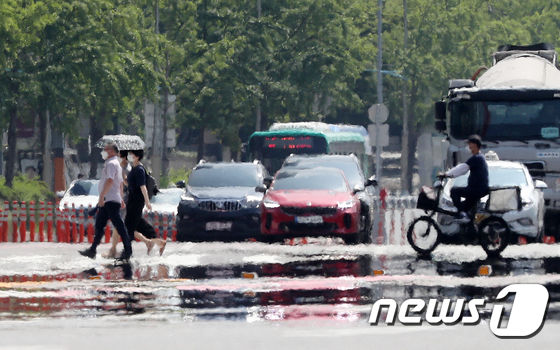 전국 대부분 체감 33도 폭염특보…천둥·번개 시간당 50㎜ 집중호우도 - Vimarsana News