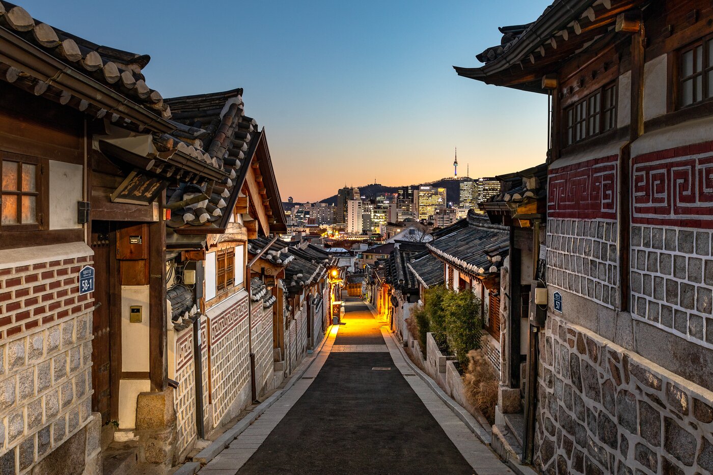 본문 이미지 - 북촌 한옥마을. 가회동 31번지 골목길. 서울관광재단 제공
