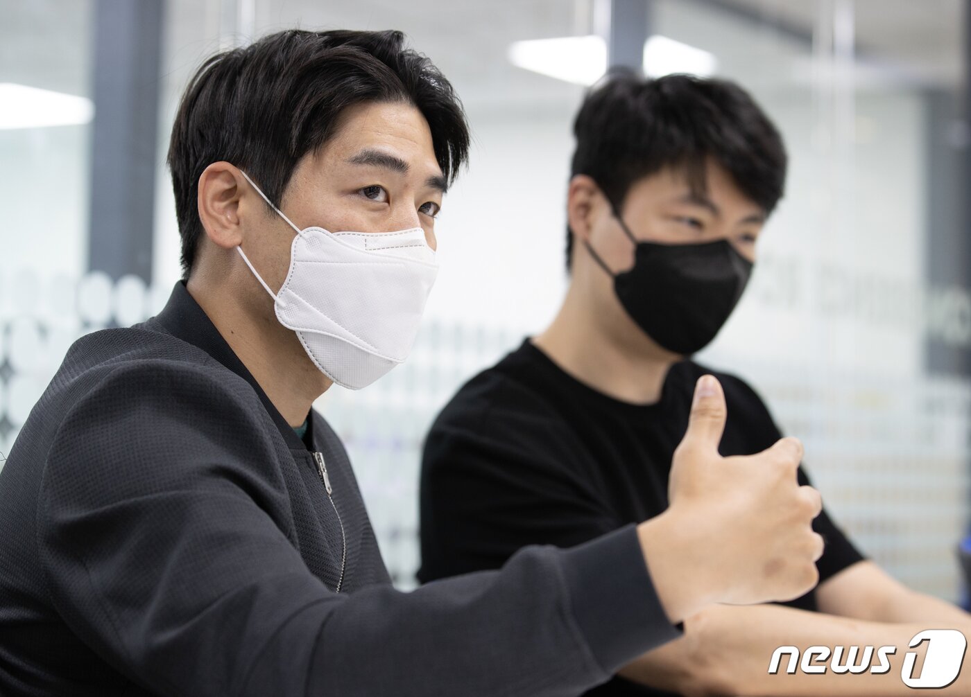 본문 이미지 - '도도포인트' 운영사인 손성훈(왼쪽) 스포카 공동대표가 2일 오후 서울 강남구 도도포인트에서 뉴스1과 인터뷰를 하고 있다. 오른쪽은 최재승 공동대표. 2021.7.2/뉴스1 ⓒ News1 이재명 기자